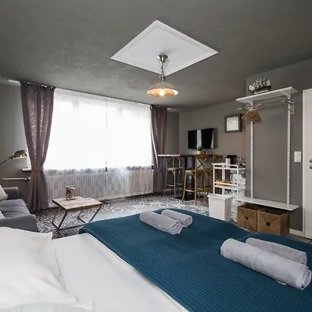 The Liv. - Station Apartment