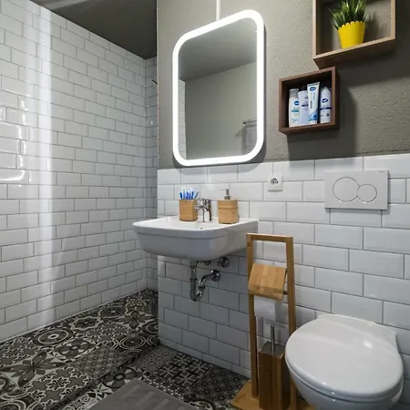 The Liv. - Station Apartment